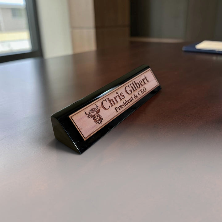 HipFlaskPlus personalized 11-inch desk wedge name plate with highland cow engraving and black piano finish