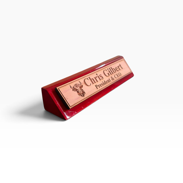HipFlaskPlus personalized 11-inch rosewood piano finish desk wedge name plate with highland cow engraving