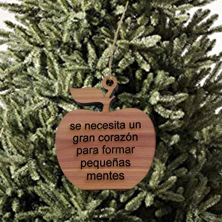 se necesita un gran corazón para formar pequeñas mentes APPLE - Cedar Ornament