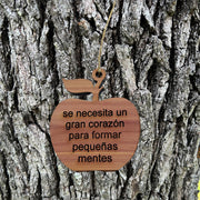 se necesita un gran corazón para formar pequeñas mentes APPLE - Cedar Ornament