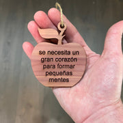 se necesita un gran corazón para formar pequeñas mentes APPLE - Cedar Ornament