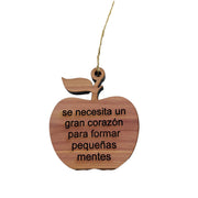 se necesita un gran corazón para formar pequeñas mentes APPLE - Cedar Ornament